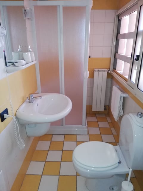 Double Room (206) | Bathroom | Shower, rainfall showerhead, free toiletries, hair dryer