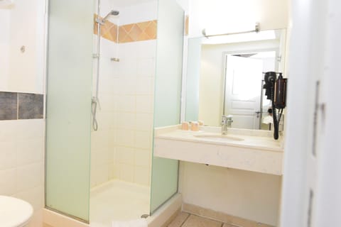 Shower, rainfall showerhead, free toiletries, hair dryer