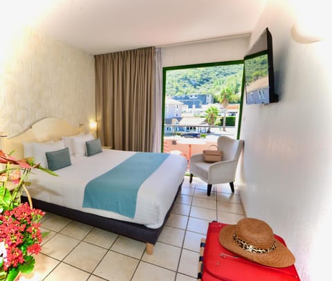 Desk, laptop workspace, iron/ironing board, free WiFi