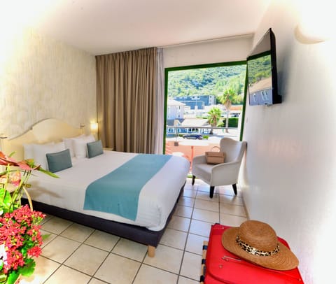 Comfort Room, 1 Queen Bed, Non Smoking, Terrace | Desk, laptop workspace, iron/ironing board, free WiFi