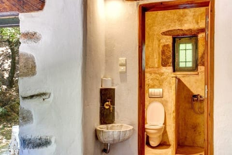 Standard Double Room | Bathroom | Towels, soap, shampoo, toilet paper