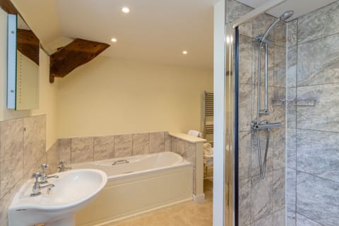 Executive Triple Room, Ensuite | Bathroom