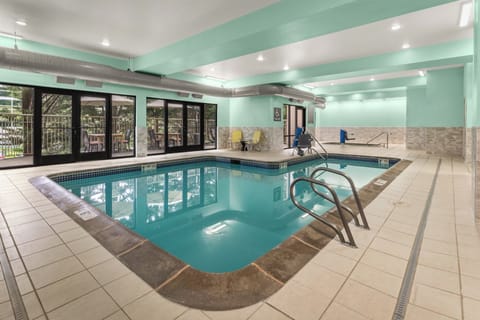 Indoor pool, sun loungers