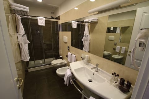 Deluxe Double Room | Bathroom | Combined shower/tub, free toiletries, hair dryer, slippers