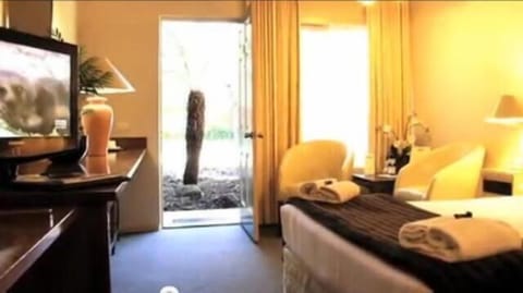Soundproofing, free WiFi, bed sheets