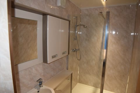 House | Bathroom | Combined shower/tub, free toiletries, hair dryer, towels