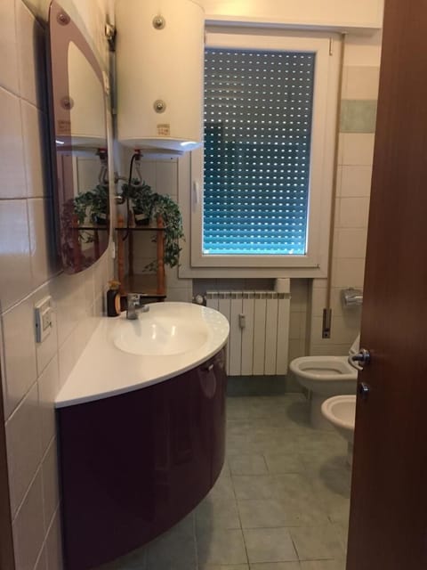 Apartment | Bathroom | Combined shower/tub, free toiletries, towels