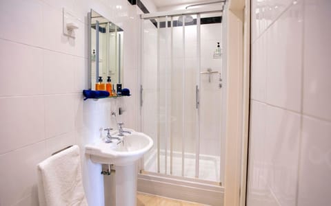 Standard Double Room, Ensuite | Bathroom | Free toiletries