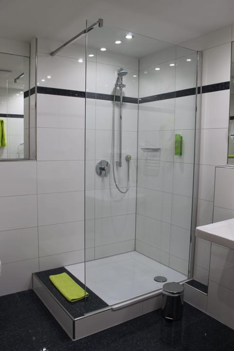 Classic Triple Room | Bathroom | Shower, eco-friendly toiletries, hair dryer, towels