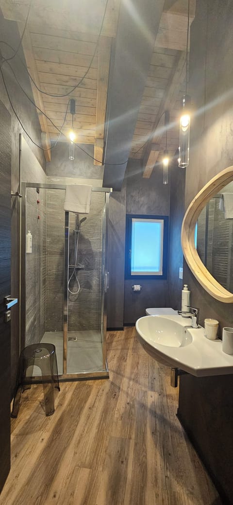 Camera Doppia Mansardata | Individually decorated, individually furnished, desk, laptop workspace