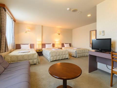 Triple Room, Non Smoking | Desk, WiFi (free), bed sheets