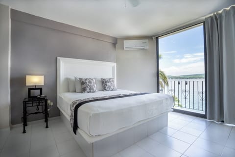 Panoramic Room | Lake view