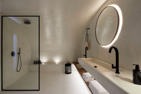 Honeymoon Suite, Hot Tub, Sea View | Bathroom | Free toiletries, hair dryer, bathrobes, slippers