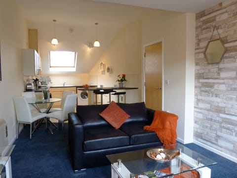 House | Living room | 32-inch flat-screen TV with digital channels, TV