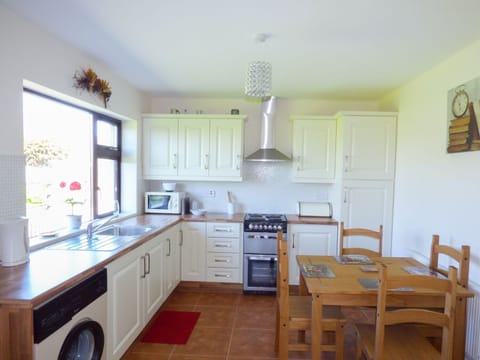 Cottage | Private kitchen | Cookware/dishes/utensils