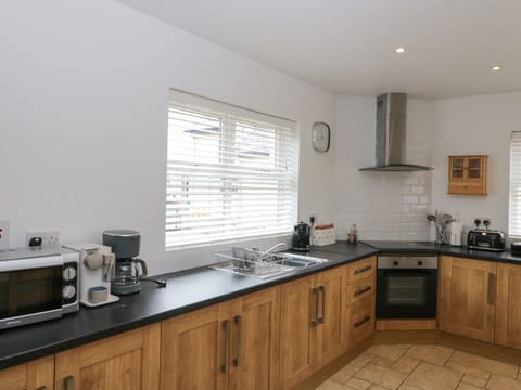 Cottage | Private kitchen | Dishwasher, cookware/dishes/utensils