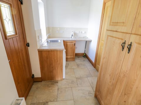 Cottage | Private kitchen | Dishwasher, cookware/dishes/utensils