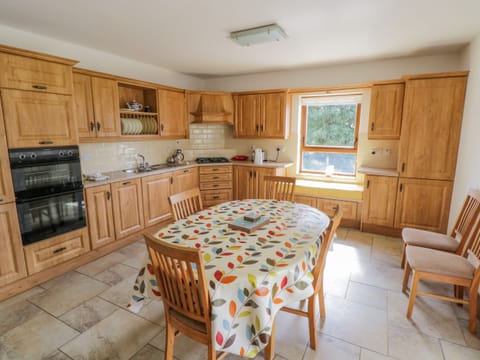 Cottage | Private kitchen | Dishwasher, cookware/dishes/utensils