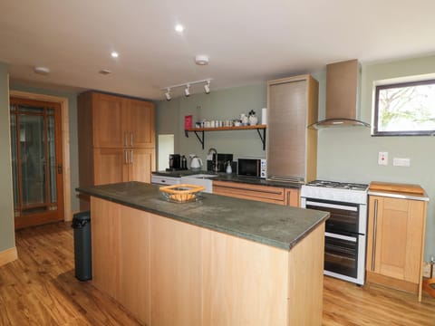 Cottage | Private kitchen | Microwave, dishwasher, highchair, cookware/dishes/utensils