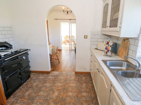Cottage | Private kitchen | Fridge, microwave, dishwasher, highchair