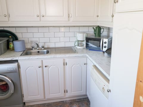 Cottage | Private kitchen | Fridge, microwave, dishwasher, highchair