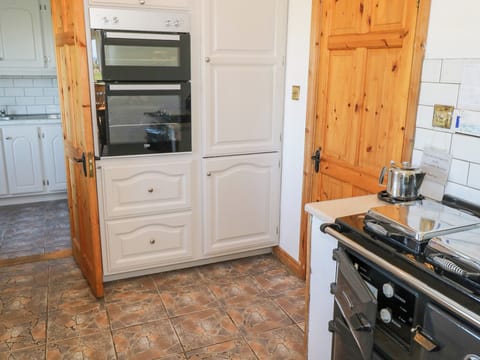 Cottage | Private kitchen | Fridge, microwave, dishwasher, highchair