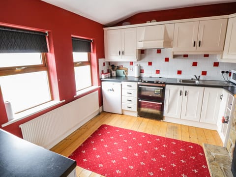 Cottage | Private kitchen | Dishwasher, cookware/dishes/utensils