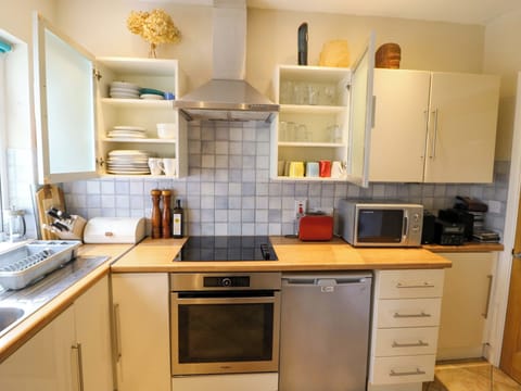 Dishwasher, cookware/dishes/utensils