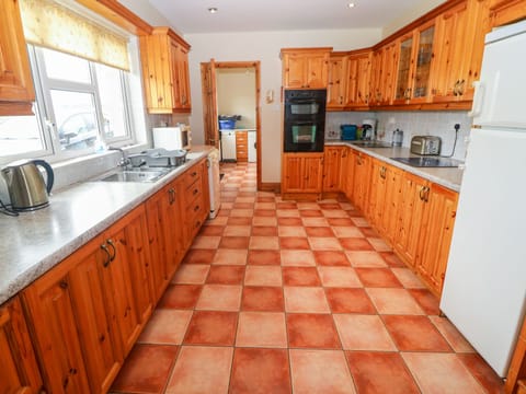 Cottage | Private kitchen | Dishwasher, cookware/dishes/utensils