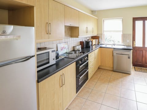 Cottage | Private kitchen | Dishwasher, cookware/dishes/utensils
