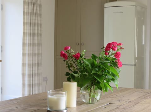 Cottage | Private kitchen | Stovetop, cookware/dishes/utensils