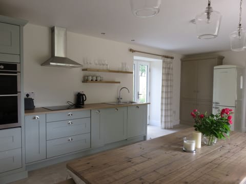 Cottage | Private kitchen | Stovetop, cookware/dishes/utensils