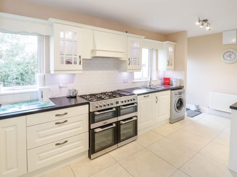 Cottage | Private kitchen | Dishwasher, cookware/dishes/utensils