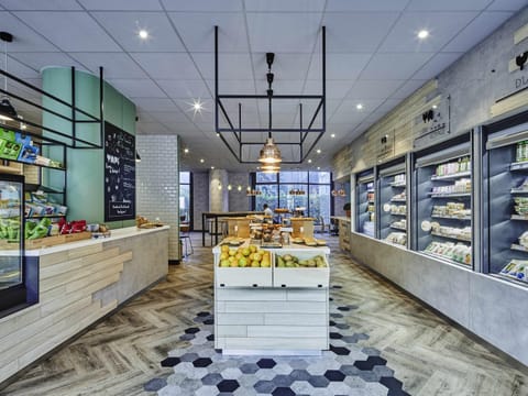 2 restaurants; lunch and dinner served