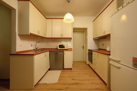 Suite | Private kitchen | Coffee/tea maker, electric kettle