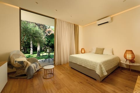 Deluxe Bungalow, Garden View | In-room safe, desk, iron/ironing board, cribs/infant beds