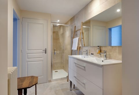 Rainfall showerhead, free toiletries, hair dryer, towels