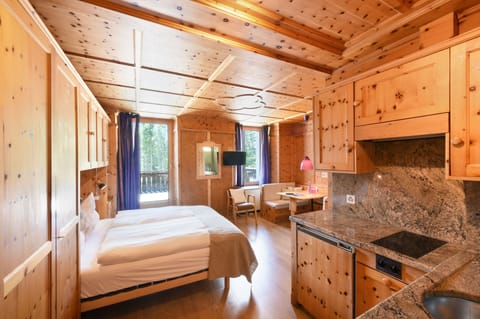 Kleines Studio mit Balkon | In-room safe, individually decorated, individually furnished, desk