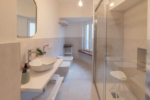 Deluxe Double or Twin Room, 1 King Bed, Lake View | Bathroom | Combined shower/tub, rainfall showerhead, free toiletries, hair dryer
