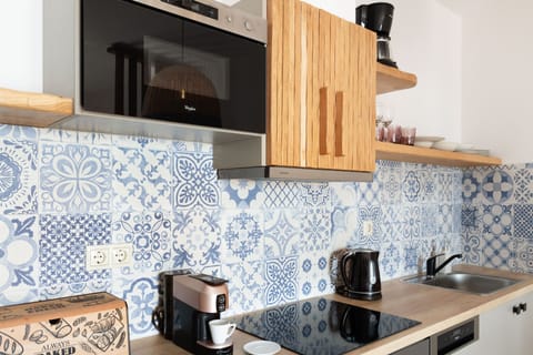 Full-size fridge, microwave, oven, stovetop