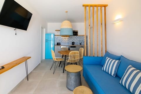 Full-size fridge, microwave, oven, stovetop