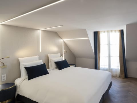 Hypo-allergenic bedding, minibar, in-room safe, desk