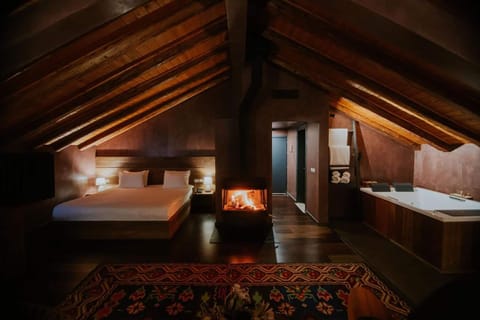 Exclusive Studio Suite | Desk, laptop workspace, soundproofing, free WiFi