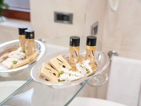 Shower, rainfall showerhead, free toiletries, hair dryer