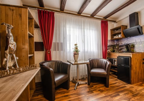 Studio (Haus Vonderbeck - Studio Burgblick) | Living area | 82-cm flat-screen TV with cable channels, TV