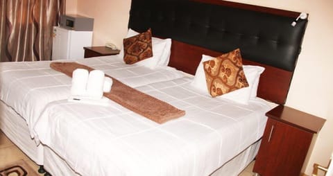 Classic Quadruple Room | In-room safe, desk, blackout drapes, iron/ironing board