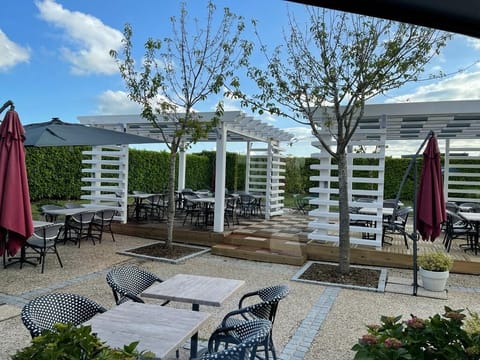 Breakfast, lunch, dinner served; French cuisine 