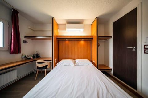 Standard Double Room | In-room safe, desk, blackout drapes, soundproofing