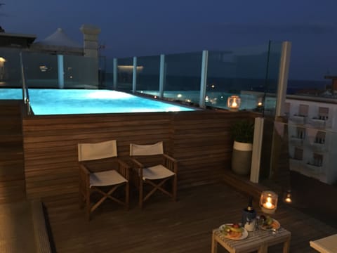 Seasonal outdoor pool, sun loungers