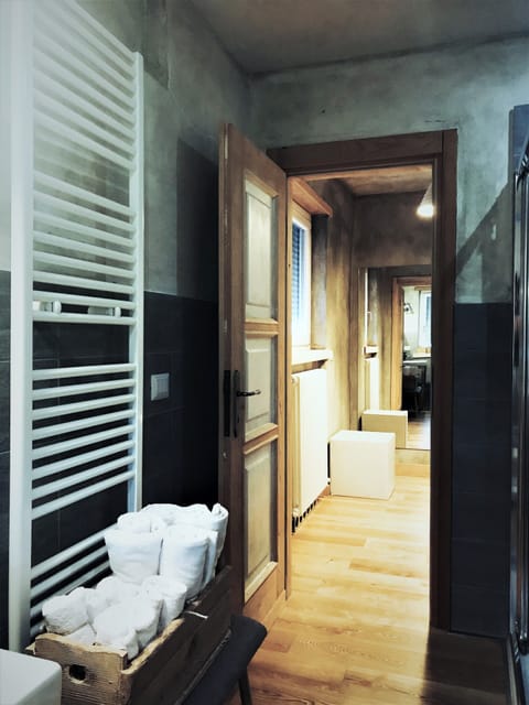 Quadruple Room | Desk, free cribs/infant beds, free WiFi, bed sheets